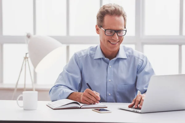 Guapo Hombre Negocios Mediana Edad Camisa Clásica Gafas Está Utilizando — Foto de Stock