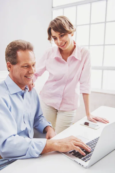 Aantrekkelijke Zakenmensen Zijn Met Behulp Van Een Laptop Praten Glimlachen — Stockfoto