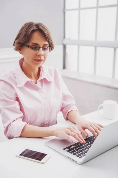 Mulher Negócios Atraente Camisa Clássica Óculos Está Usando Laptop Enquanto — Fotografia de Stock