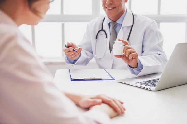 Imagen Recortada Médico Guapo Que Ofrece Medicamentos Mujer Consulta — Foto de Stock