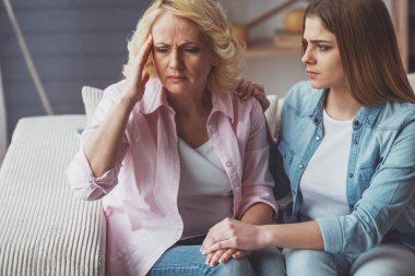 Genç kızı evde kanepede otururken yorgun annesi sakinleştirici