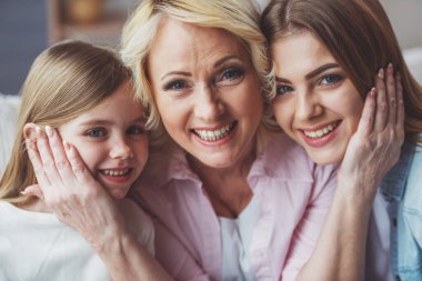 Sarılma ve gülümseyerek kameraya, mutlu güzel kadın arıyor, üç kuşak portresi