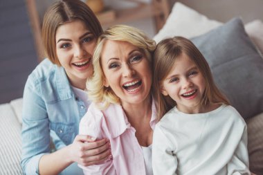 Sarılma ve gülümseyerek kameraya, mutlu güzel kadın arıyor, üç kuşak portresi