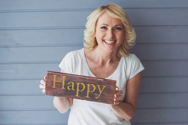 Retrato Una Hermosa Mujer Madura Sosteniendo Plato Madera Feliz Mirando — Foto de Stock