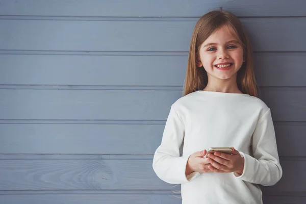 Πορτρέτο Του Όμορφο Μικρό Κορίτσι Casual Ρούχα Κρατώντας Ένα Κινητό — Φωτογραφία Αρχείου