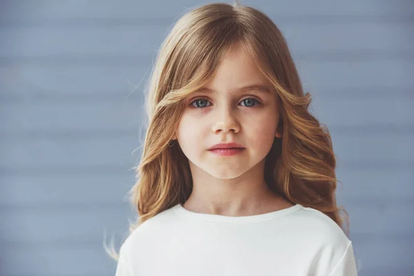 Portret Van Mooie Kleine Blonde Meisje Met Mooie Grote Ogen — Stockfoto