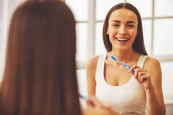 Retrato Una Joven Hermosa Sosteniendo Cepillo Dientes Mirando Cámara Sonriendo —  Fotos de Stock