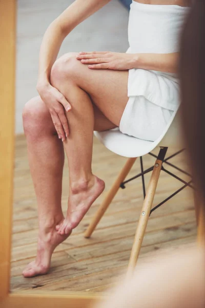 Cropped Image Beautiful Girl Bath Towel Applying Body Lotion Her — Stock Photo, Image