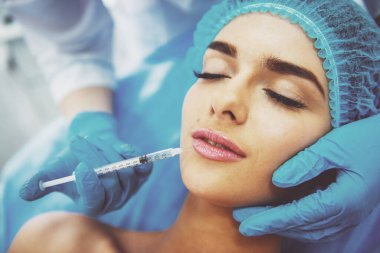 Kapalı gözlerle yalan onun dudakları bir enjeksiyon almak güzel genç kadın portresi