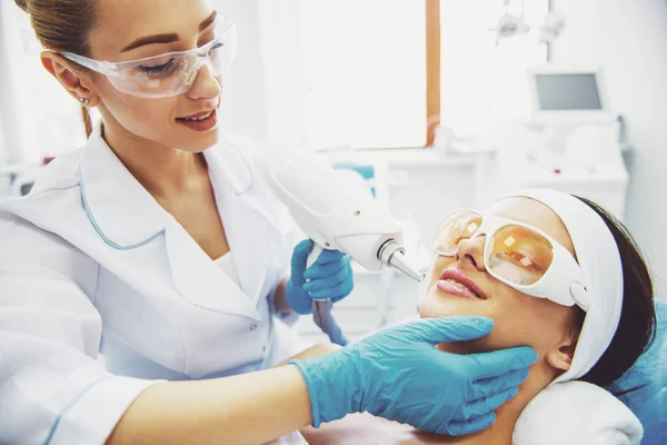 Schöne Junge Frau Bekommt Gesichtshaut Behandlung Arzt Medizinischen Handschuhen Unternimmt — Stockfoto