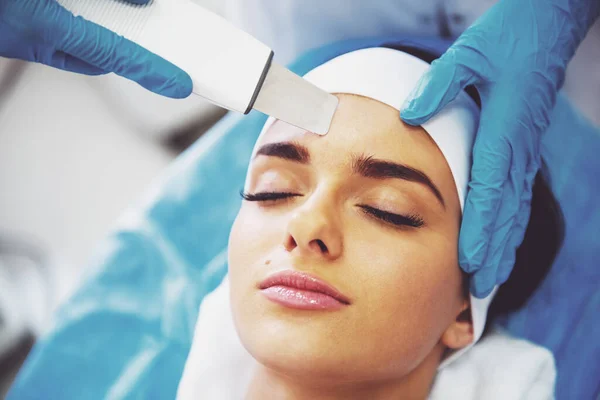 Schöne Junge Frau Bekommt Gesichtshaut Behandlung Arzt Medizinischen Handschuhen Unternimmt — Stockfoto
