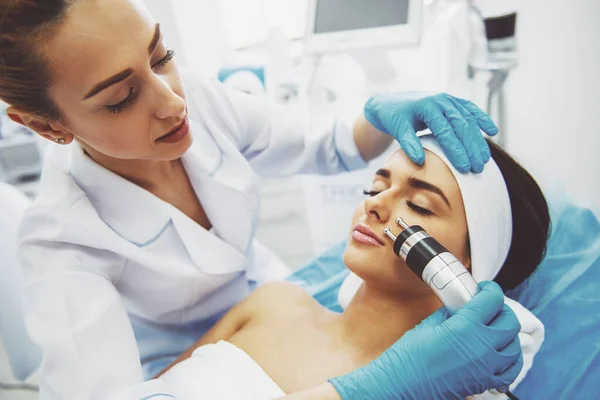 Mulher Bonita Está Recebendo Tratamento Pele Rosto Médico Luvas Médicas — Fotografia de Stock