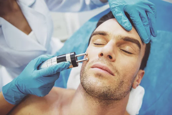 Retrato Homem Bonito Recebendo Tratamento Pele Rosto Médico Está Realizando — Fotografia de Stock