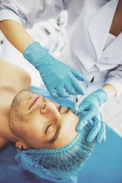 Hombre Joven Guapo Está Recibiendo Una Inyección Cara Una Doctora —  Fotos de Stock