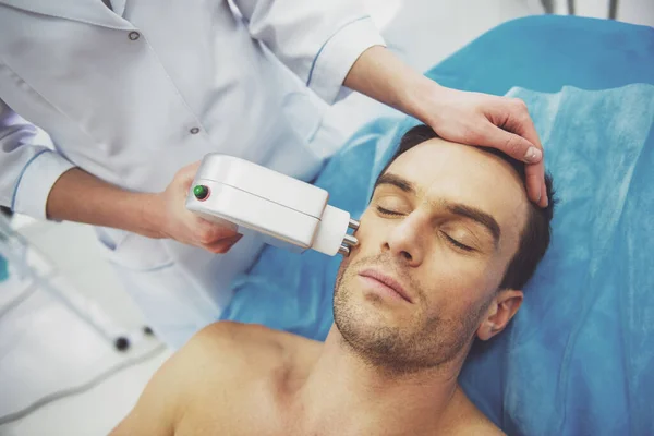 Hombre Guapo Está Recibiendo Tratamiento Piel Cara Médico Está Llevando — Foto de Stock