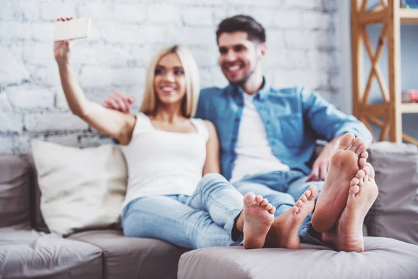 Hermosa Pareja Joven Está Abrazando Haciendo Una Selfie Usando Teléfono — Foto de Stock