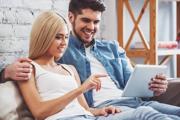 Bella Giovane Coppia Sta Usando Tablet Abbracciando Sorridendo Mentre Siede — Foto Stock