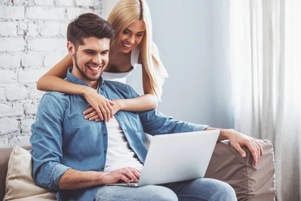 Schönes Lächelndes Paar Hause Mann Benutzt Laptop Während Seine Freundin — Stockfoto