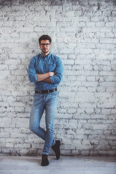 Retrato Completo Comprimento Belo Jovem Jeans Roupas Óculos Olhando Para — Fotografia de Stock