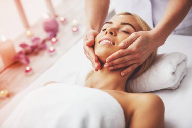 Bir masaj terapisti kafasını masaj yaparken güzel sarışın kız ile Spa'da kapalı gözler yalan söylüyor