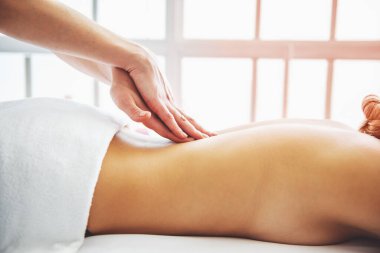 Güzel sarışın kız masaj masanın üzerinde yatan arkası masaj masaj terapisti kırpılmış görüntü