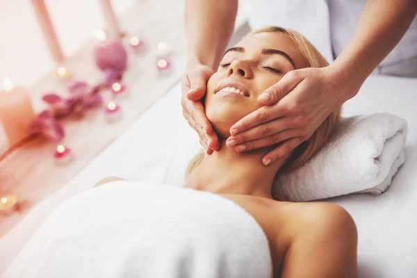 Vacker Blond Flicka Liggande Med Slutna Ögon Spa Medan Massageterapeut — Stockfoto