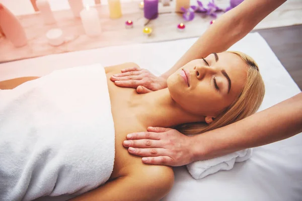 Beautiful Blonde Girl Lying Closed Eyes Spa While Massage Therapist — Stock Photo, Image