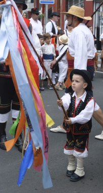 Los realejos, tenerife, İspanya - 26 Mayıs: dansçılar ile 26 Mayıs 2013 yılında los realejos üzerinde alayı.