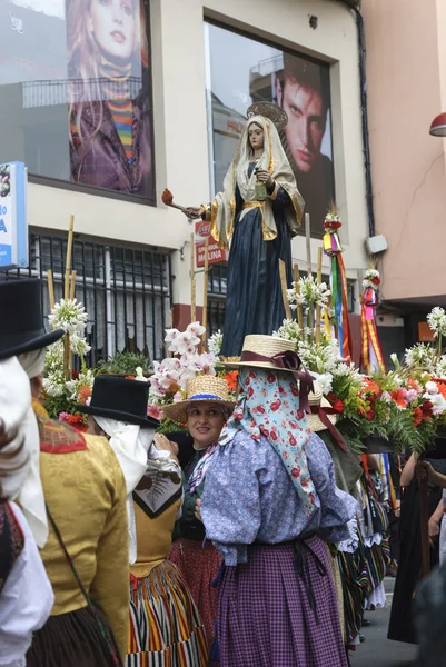 Los Realejos, Tenerife, ESPAGNE - 26 mai : Procession le 26 mai 2013 à Los Realejos avec des danseurs . — Photo