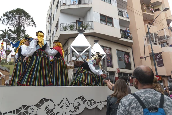 Los realejos, tenerife, Spanien - 26 maj: procession den 26 maj 2013 i los realejos med dansare. — Stockfoto
