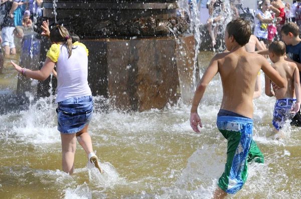 Kids swimming in a fountain — Stock Photo, Image