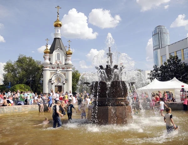 Enfants nageant dans une fontaine — Photo