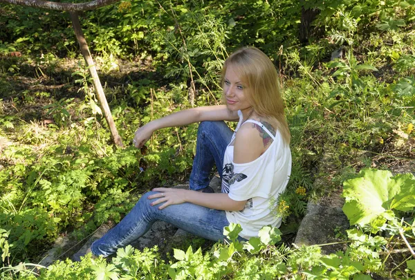 Mooie vrouw in zomer bos — Stockfoto