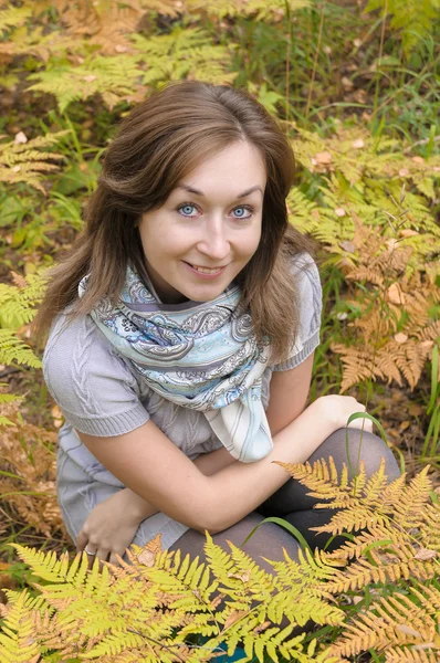 Mooie vrouw in het herfstbos — Stockfoto