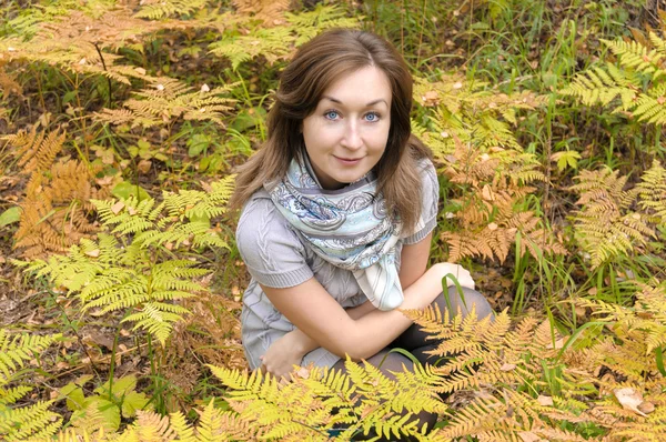 Vacker kvinna i höstskogen — Stockfoto