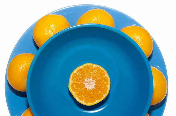 Мандарины в голубой тарелке — стоковое фото