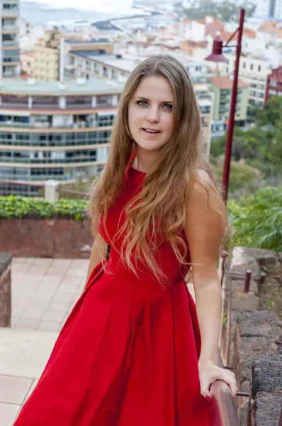 Bella giovane donna in un abito rosso. Tenerife — Foto Stock
