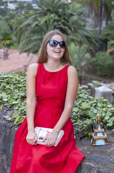 赤いドレスを着ての美しい若い女性。テネリフェ島 — ストック写真