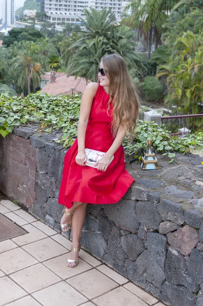 Mooie jonge vrouw in een rode jurk. Tenerife — Stockfoto