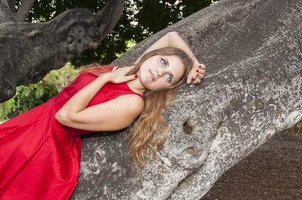 Bella giovane donna all'aperto — Foto Stock