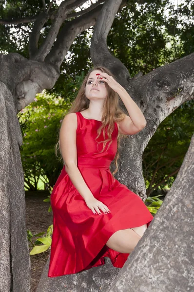 Mooie jonge vrouw buitenshuis — Stockfoto