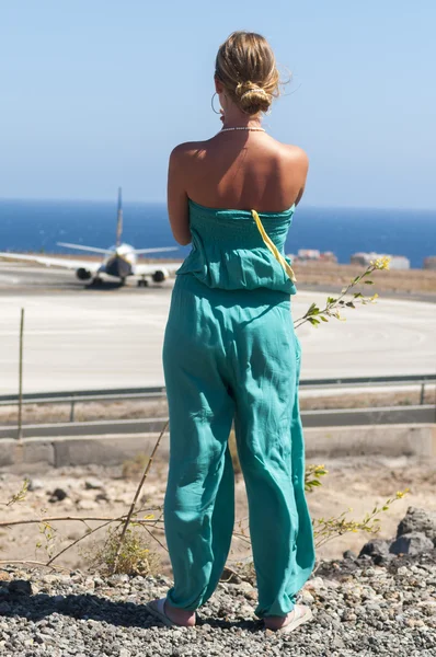 Linda loira com cabelos longos olhando para o avião — Fotografia de Stock