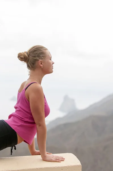 Genç kadının doğasına Yoga uygulamak — Stok fotoğraf