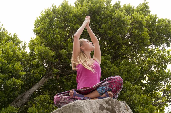 Young woman practicing yoga on the nature — Stock Photo, Image