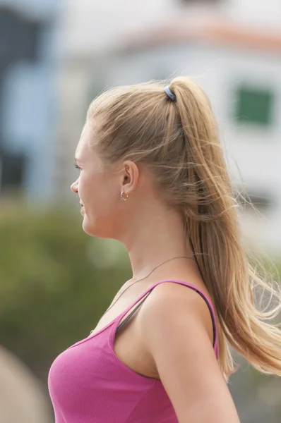 Giovane donna sana che corre sulla spiaggia — Foto Stock