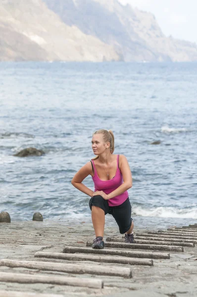 Sağlıklı genç bir kadın plajda çalışan — Stok fotoğraf