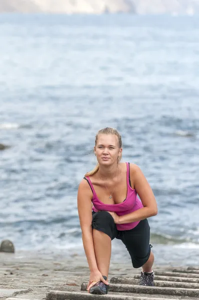 Sunde unge kvinde kører på stranden - Stock-foto