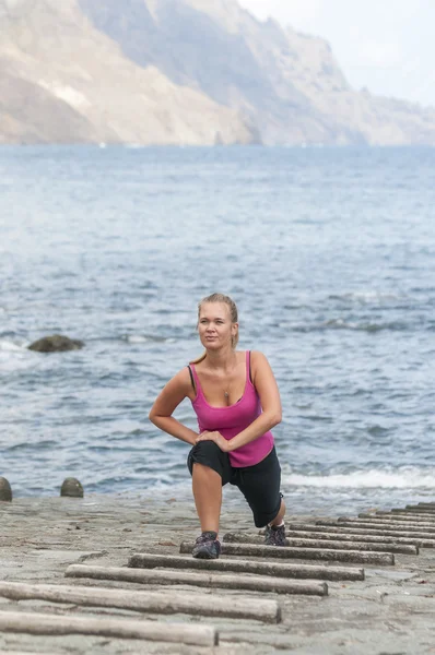 Sağlıklı genç bir kadın plajda çalışan — Stok fotoğraf