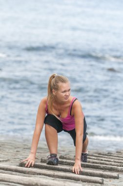 sağlıklı genç bir kadın plajda çalışan