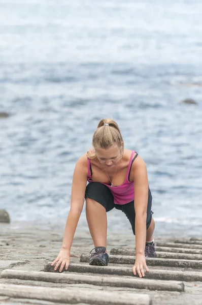 Sunde unge kvinde kører på stranden - Stock-foto